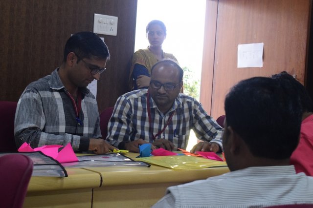 कागज़ का मेंडक उछलता भी है